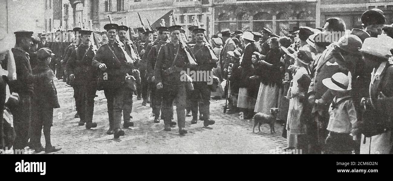 Als die britischen Marineinfanteristen in Ostende landeten, wurden sie von den Belgiern in den ersten Tagen des Ersten Weltkriegs begrüßt Stockfoto