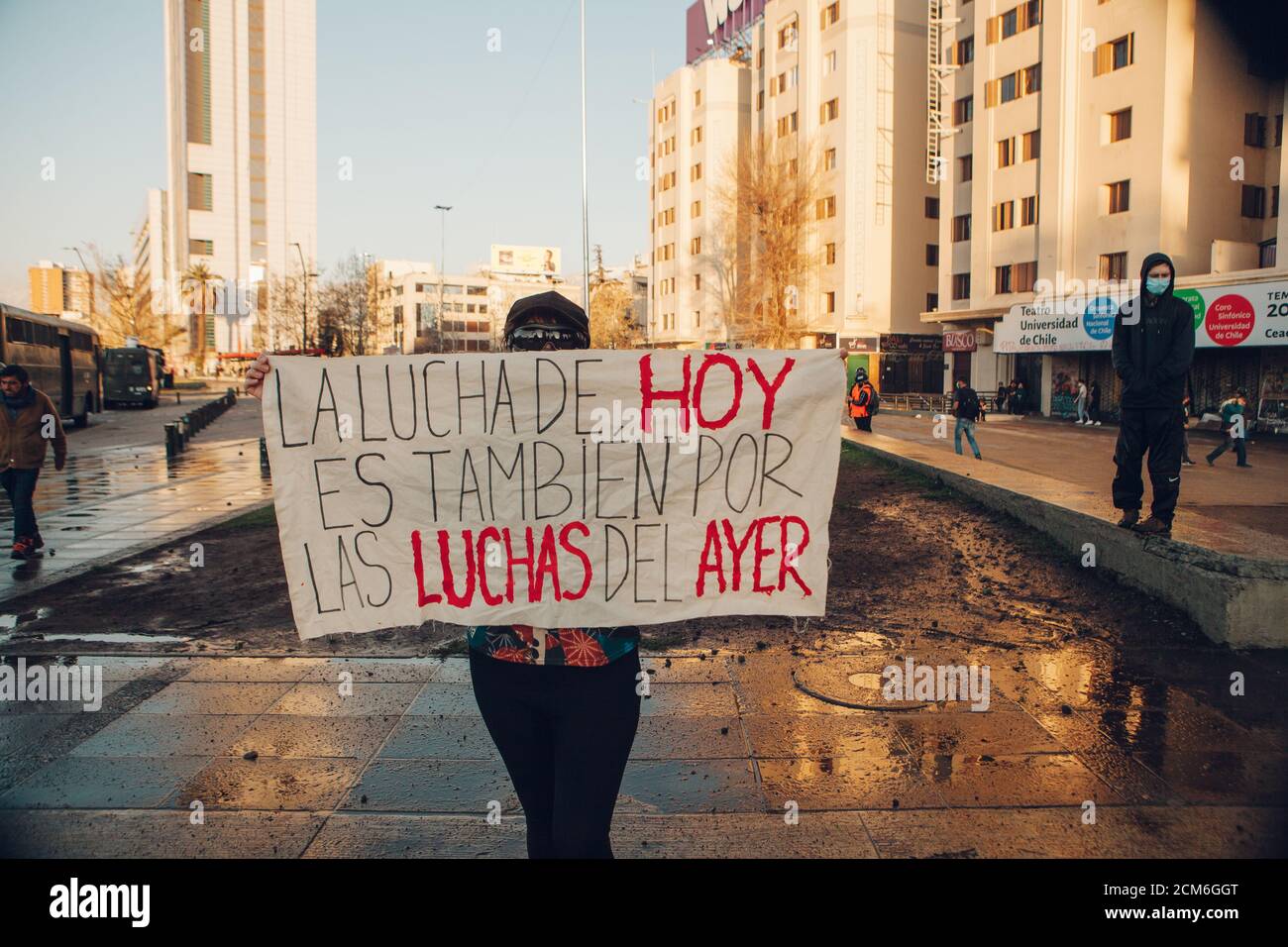 SANTIAGO, CHILE - 11. SEPTEMBER 2020 - EINE junge Frau protestiert mit einem Zeichen, das sagt: "Der Kampf von heute ist auch für die Kämpfe von gestern". Hunderte von Stockfoto