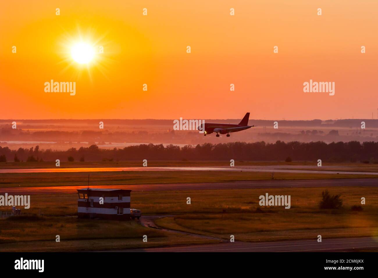 Landeflugzeug in der Morgenröte Stockfoto