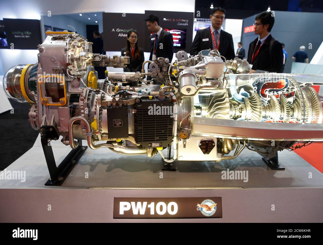 Besucher sehen ein Pratt und Whitney PW100 Motormodell an ihrem Stand auf der Singapore Airshow im Changi Exhibition Centre 18. Februar 2016. REUTERS/Edgar Su Stockfoto