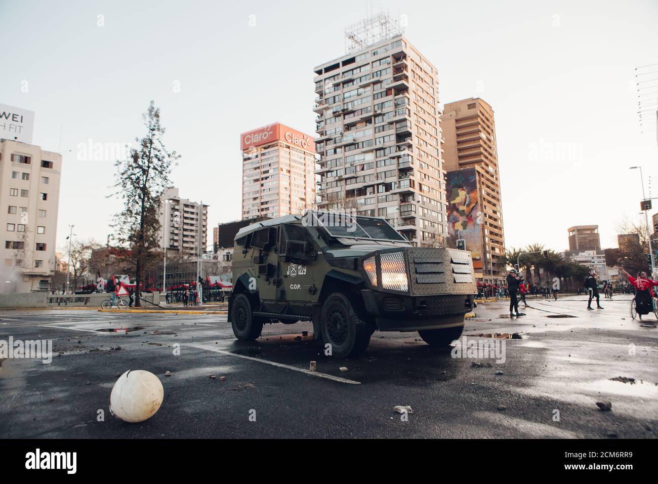 SANTIAGO, CHILE - 11. SEPTEMBER 2020 - gepanzerte Polizeifahrzeuge warnen Demonstranten vor abschreckenden Mitteln, die zur Durchführung des Protests verwendet werden. Hundert Stockfoto