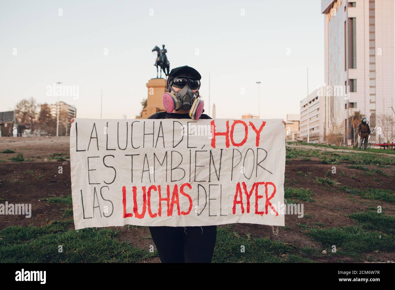 SANTIAGO, CHILE - 11. SEPTEMBER 2020 - EINE junge Frau protestiert mit einem Zeichen, das sagt: "Der Kampf von heute ist auch für die Kämpfe von gestern". Hunderte von Stockfoto