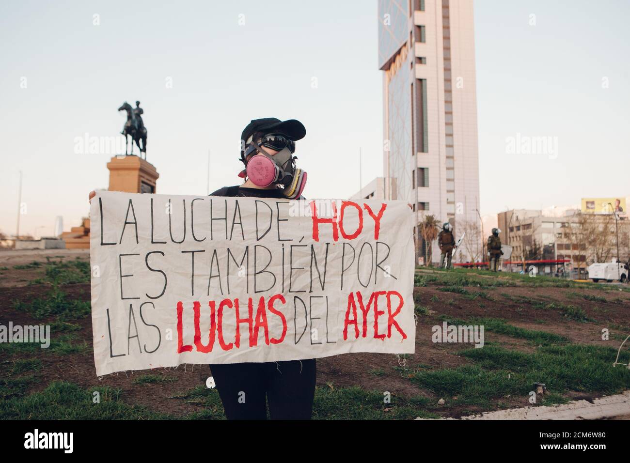 SANTIAGO, CHILE - 11. SEPTEMBER 2020 - EINE junge Frau protestiert mit einem Zeichen, das sagt: "Der Kampf von heute ist auch für die Kämpfe von gestern". Hunderte von Stockfoto