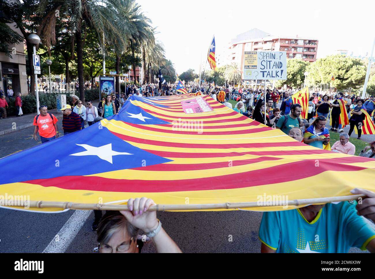 Katalanische Demonstranten, die sich für die Unabhängigkeit einsetzen, tragen große Esteladas (katalanische Separatistenflagge) während eines Protestes zur Freilassung von inhaftierten Separatistenführern in Barcelona, Spanien, am 26. Oktober 2019. REUTERS/Sergio Perez Stockfoto