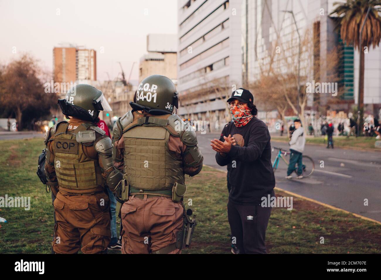 SANTIAGO, CHILE - 11. SEPTEMBER 2020 - EIN junger Mann tadelt die Bereitschaftspolizei wegen Rüge während einer Demonstration. Hunderte von Menschen kamen auf die Plaza Baqu Stockfoto