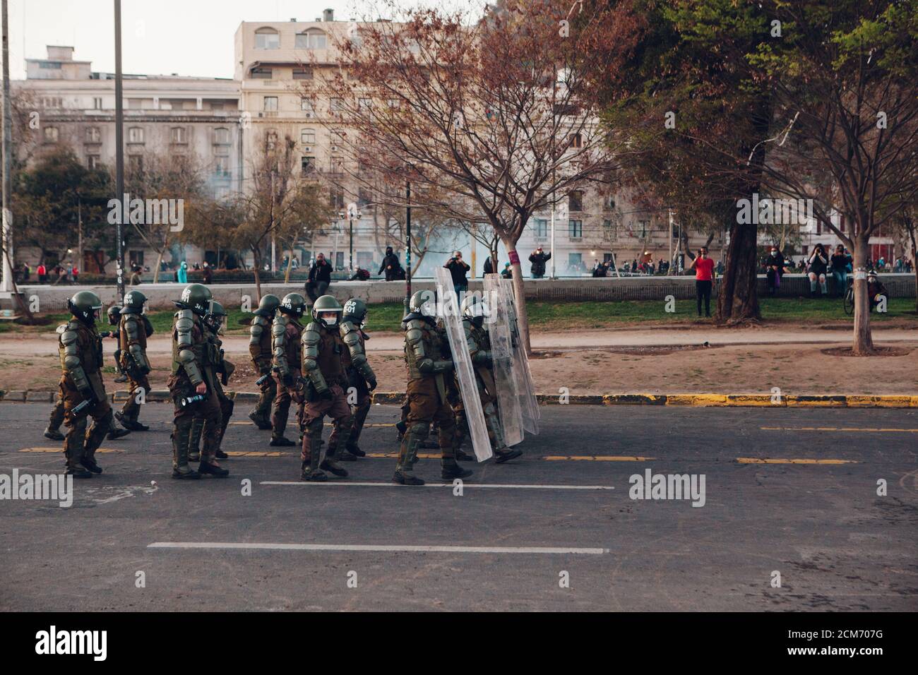 SANTIAGO, CHILE - 11. SEPTEMBER 2020 - die Polizei von Riot unterdrücktdie Demonstranten. Hunderte von Menschen kamen zur Plaza Baquedano, um an das 47. Jubiläum zu erinnern Stockfoto