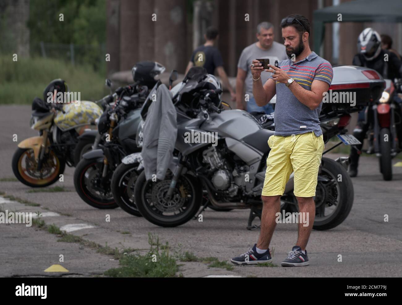 05-09-2020 Riga Lettland der Mann, der auf seinem Smartphone ein Video über das Motorradtraining aufnahm. Stockfoto