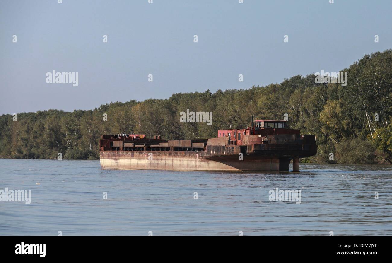 Rosty Barge ist auf der Donau verankert, Bulgarien Stockfoto