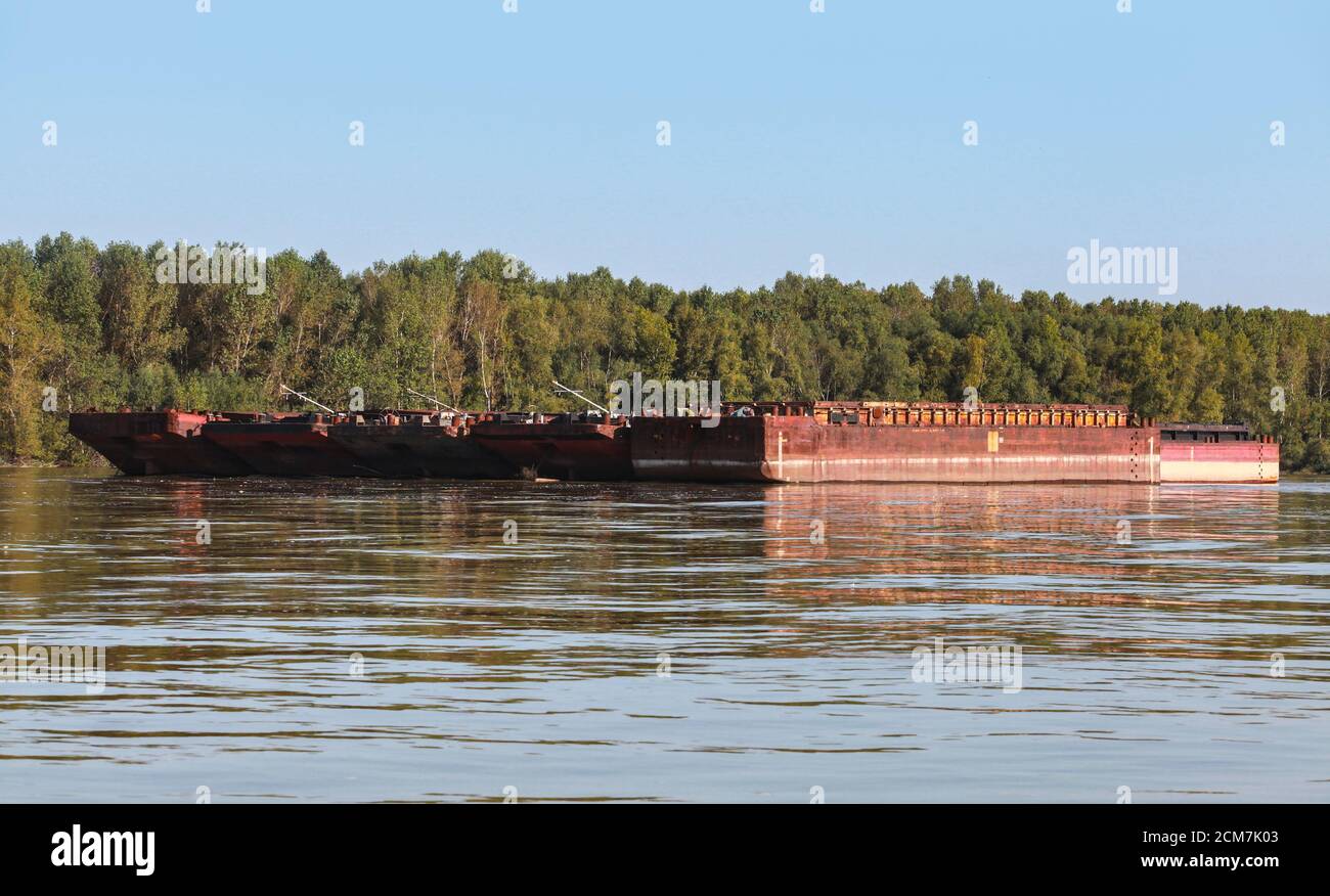 Auf der Donau liegen Frachtschiffe in Reihe Stockfoto