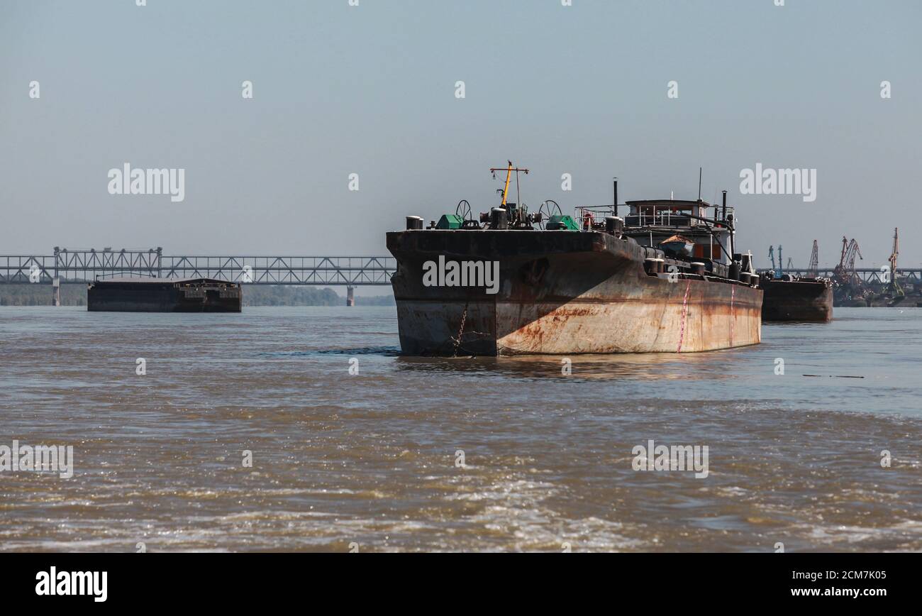 Auf der Donau befinden sich Frachtschiffe Stockfoto