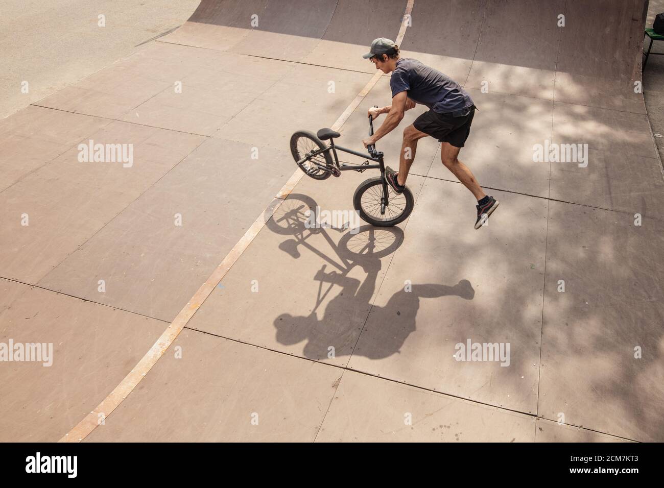 Junge BMX Fahrrad Fahrer tun Trick auf seinem Fahrrad Stockfoto