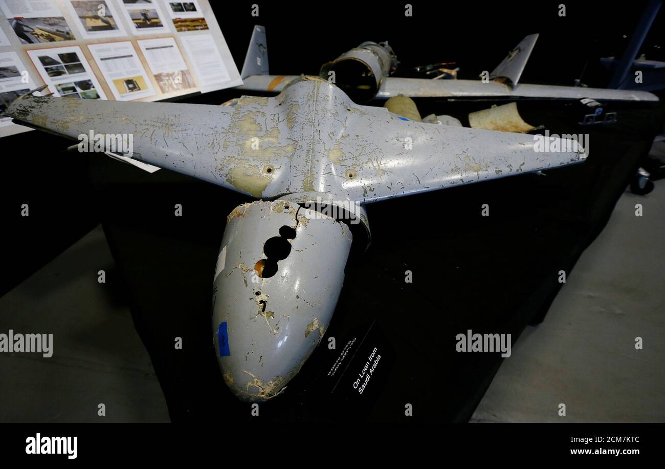 Eine Ausstellung des US-Verteidigungsministeriums zeigt eine Drohne, von der das Pentagon sagt, dass sie im Iran hergestellt wurde, aber im Jemen geborgen wurde, da sie auf einer Militärbasis in Washington, USA, am 13. Dezember 2017 ausgestellt ist. Bild aufgenommen am 13. Dezember 2017. REUTERS/Jim Bourg Stockfoto