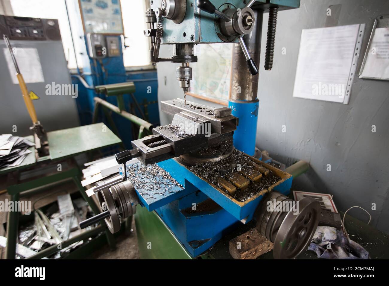 Eine alte Drehmaschine in der Werkstatt. Stockfoto