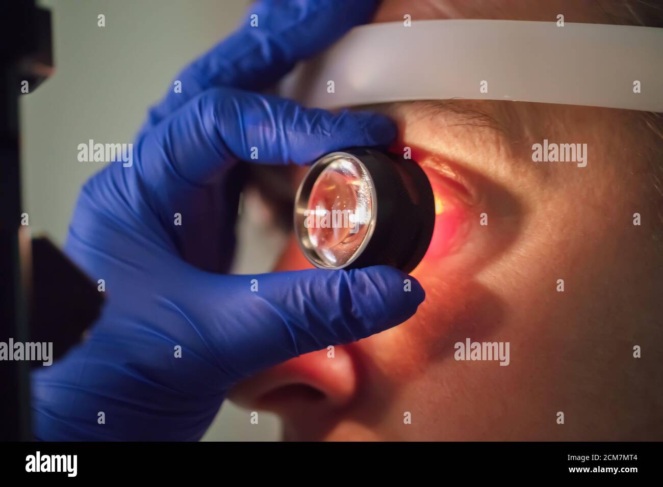 Ein Augenarzt überprüft den Fundus des Patienten. Stockfoto