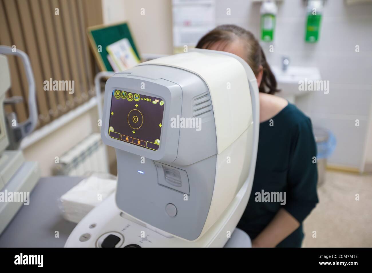 Ein Augenarzt überprüft den Fundus des Patienten. Stockfoto