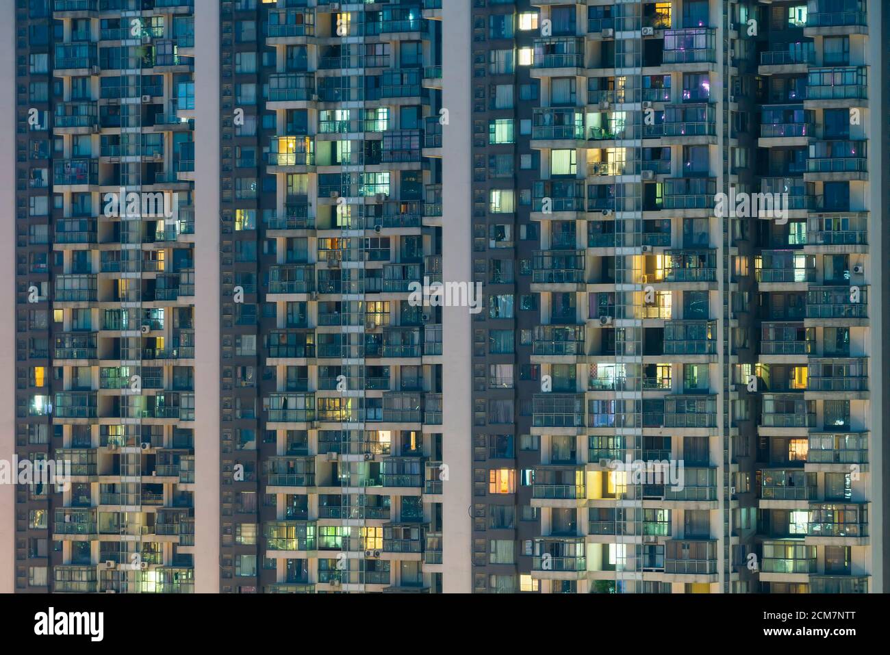 Hohe Wohnhäuser in China bei Nacht Stockfoto