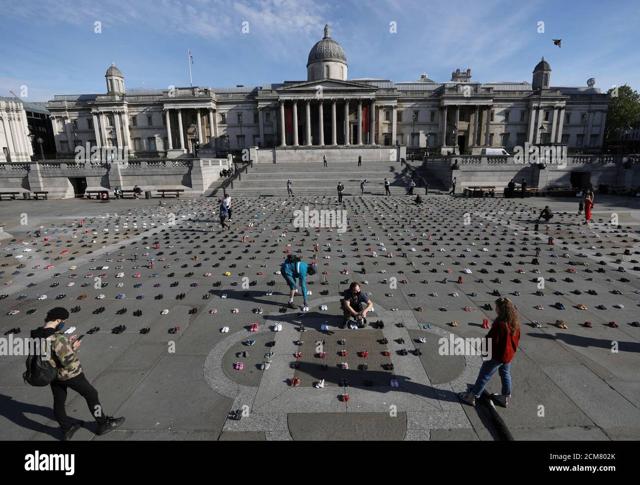 Die zivile Ungehorsamsgruppe Extinction Rebellion legt 1,500 Paar Kinderschuhe auf dem Trafalgar Square im Zentrum von London aus, um die Regierung zu fordern, nach dem Ausbruch der Coronavirus-Krankheit (COVID-19), London, Großbritannien, 18. Mai 2020, einen klimafreundlichen Konjunkturplan zu verabschiedet. REUTERS/Simon Dawson Stockfoto