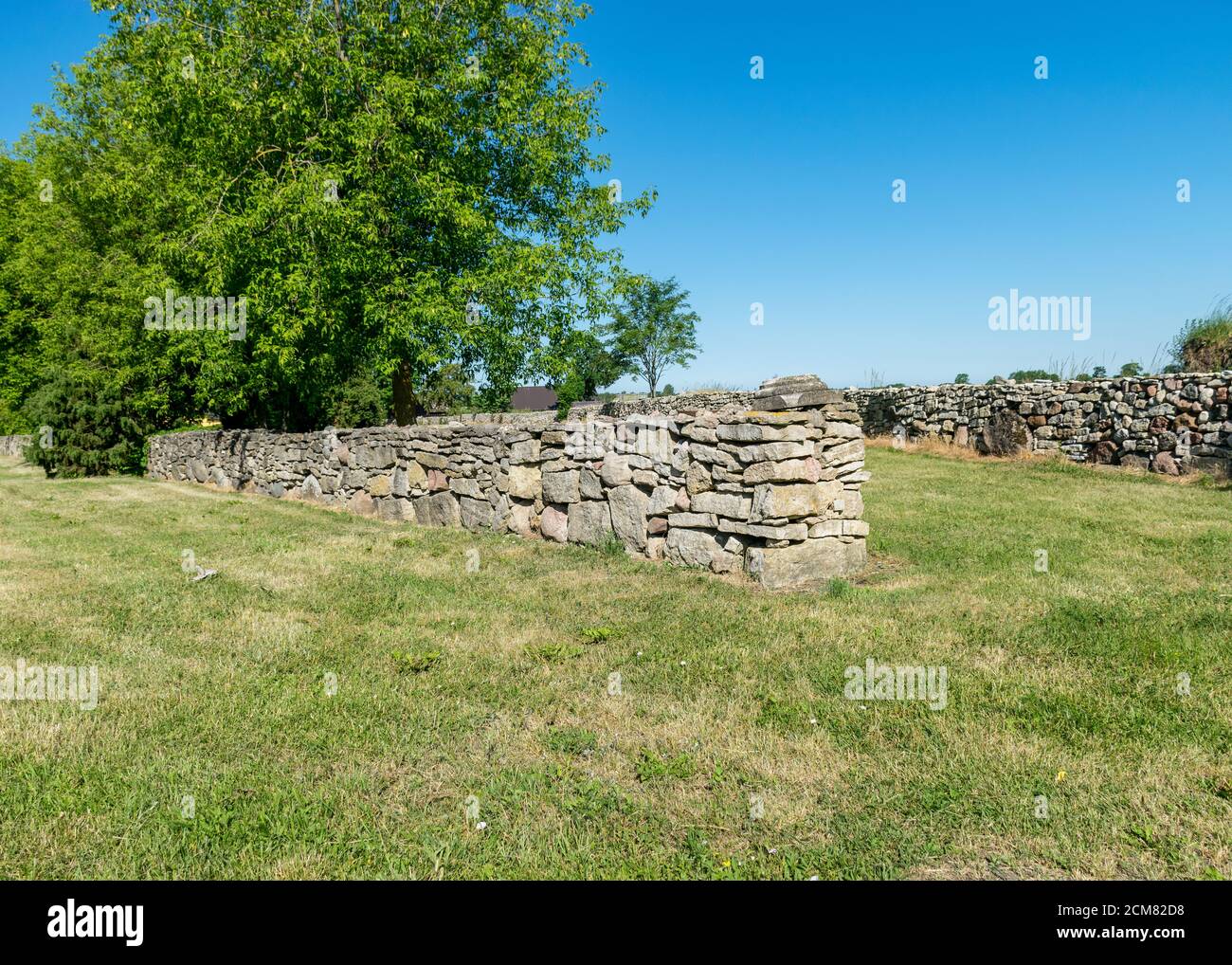 Landschaft mit einem niedrigen Steinzaun auf der Insel Saaremaa, Estland Stockfoto