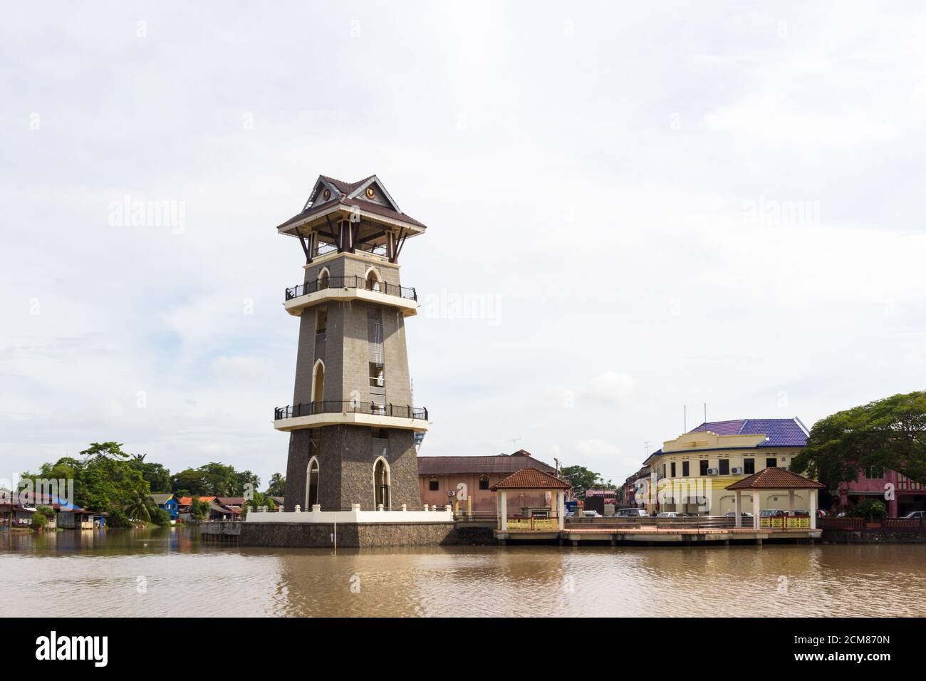 Die malerische Dataran Tanjung Chali mit seinem imposanten Turm als Vom Park auf der anderen Flussseite aus gesehen Stockfoto