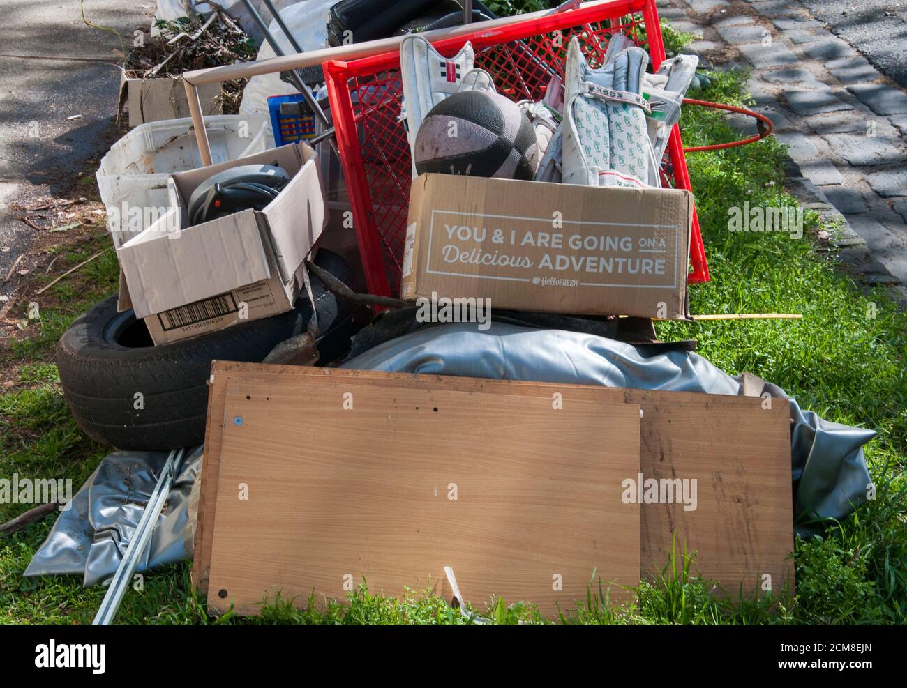 Unpassende Nachricht erscheint auf einem Haufen von gedumpten Haushaltsschrott, Melbourne, Australien Stockfoto