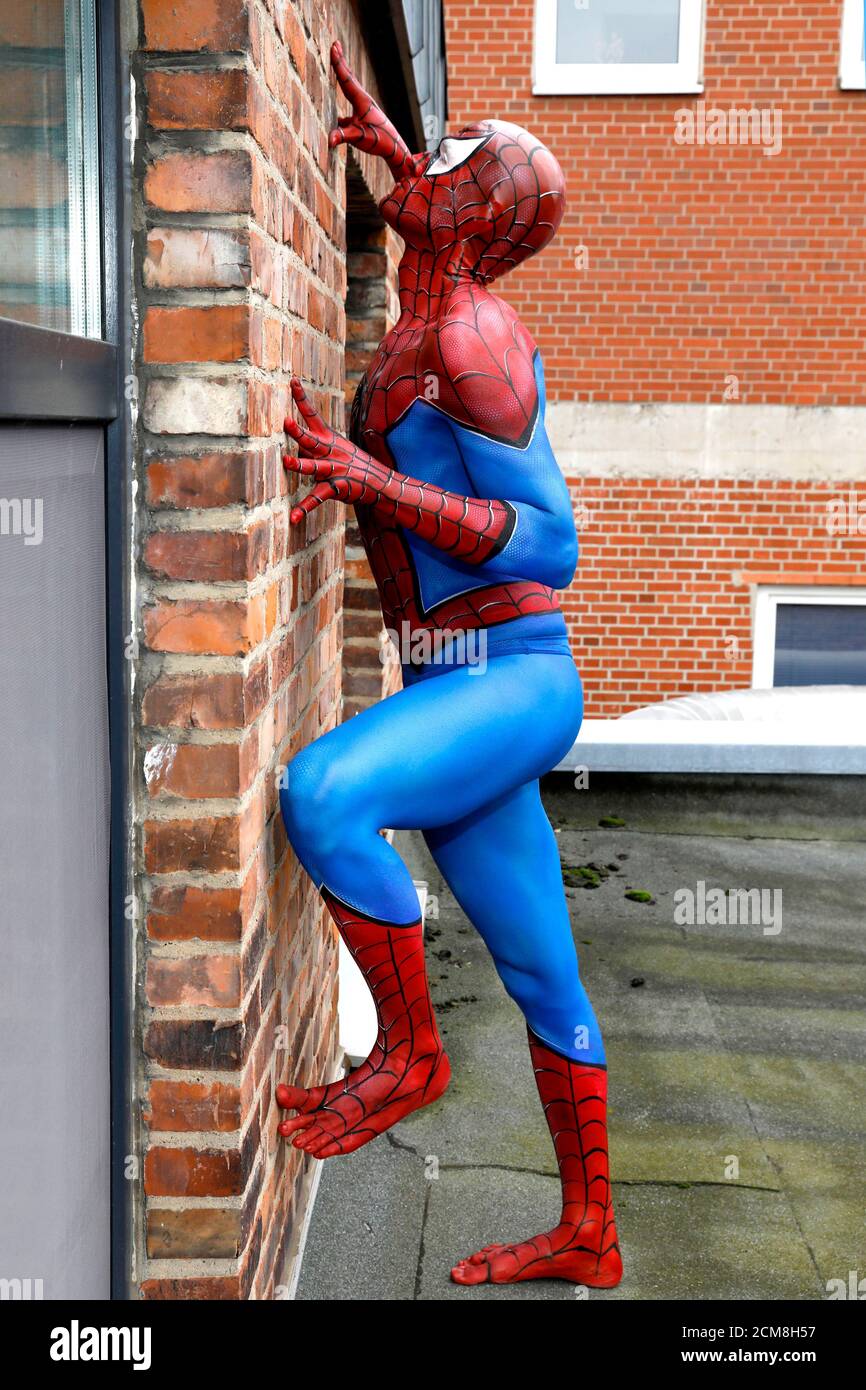 GEEK ART - Bodypainting and Transformaking: Spider-man und Spider-Gwen Fotoshooting mit Patrick und Lena im Hefehof in Hameln am 15. September 2020 - Ein Projekt des Fotografen Tschiponnique Skupin und des Bodypainter Enrico Lein Stockfoto