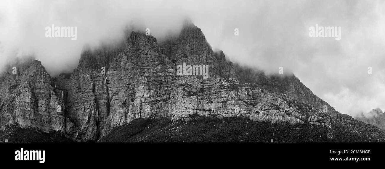 Panorama des zerklüfteten Sandsteinberges an launischen und regnerischen, bewölkten Tagen Stockfoto
