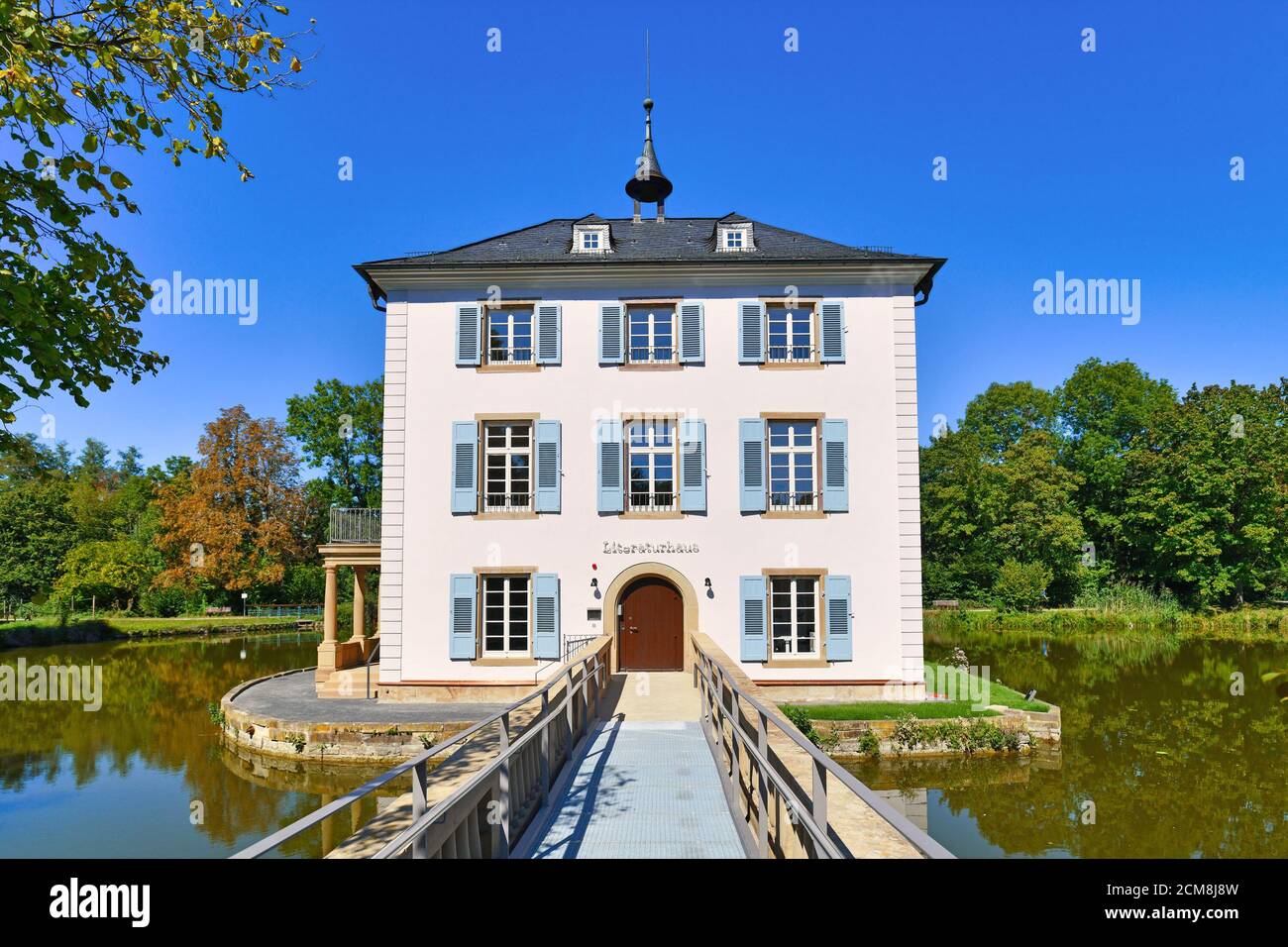 Kleines Kulturerbe barockes Schlossgebäude genannt 'Trappenseeschloss' in der Mitte Von See in Heilbronn in Deutschland an sonnigen Tag Stockfoto