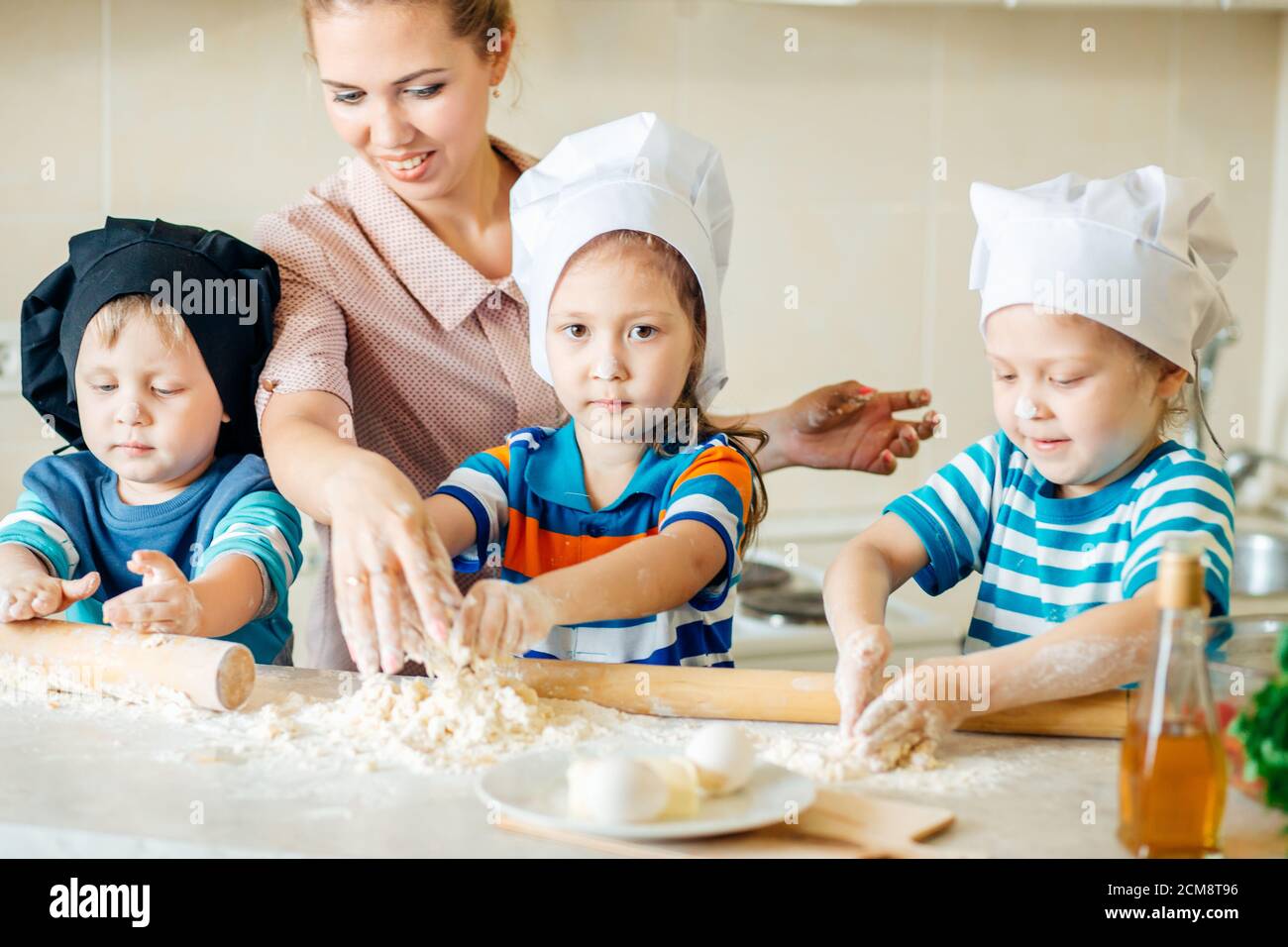 Gesunde Ernährung zu Hause. Glückliche Familie in der Küche. Mutter und Kind Tochter bereiten gebackende Kekse vor Stockfoto