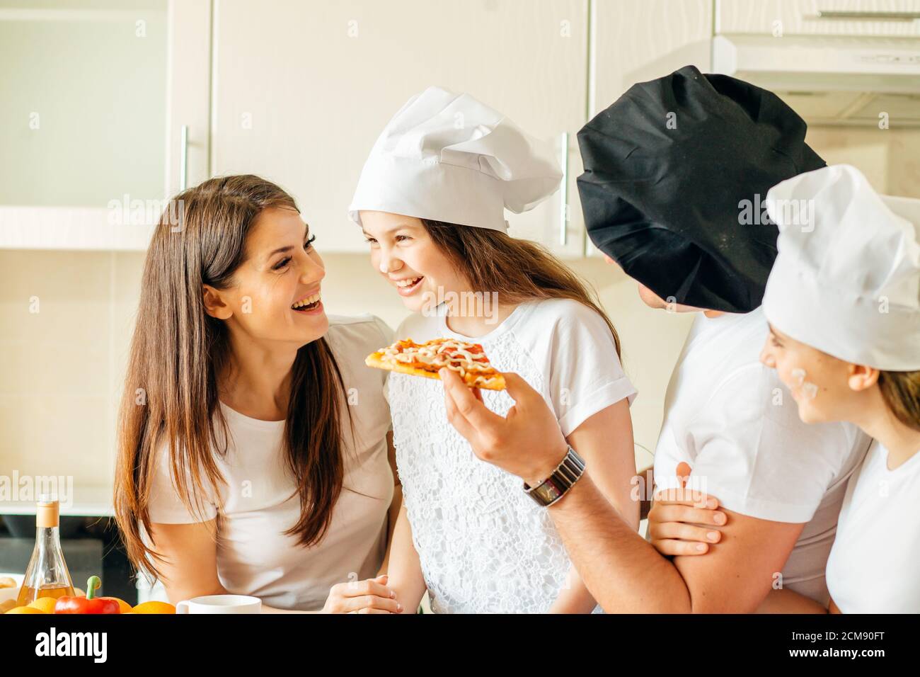 Familie macht Pizza zum Abendessen und essen Stockfoto