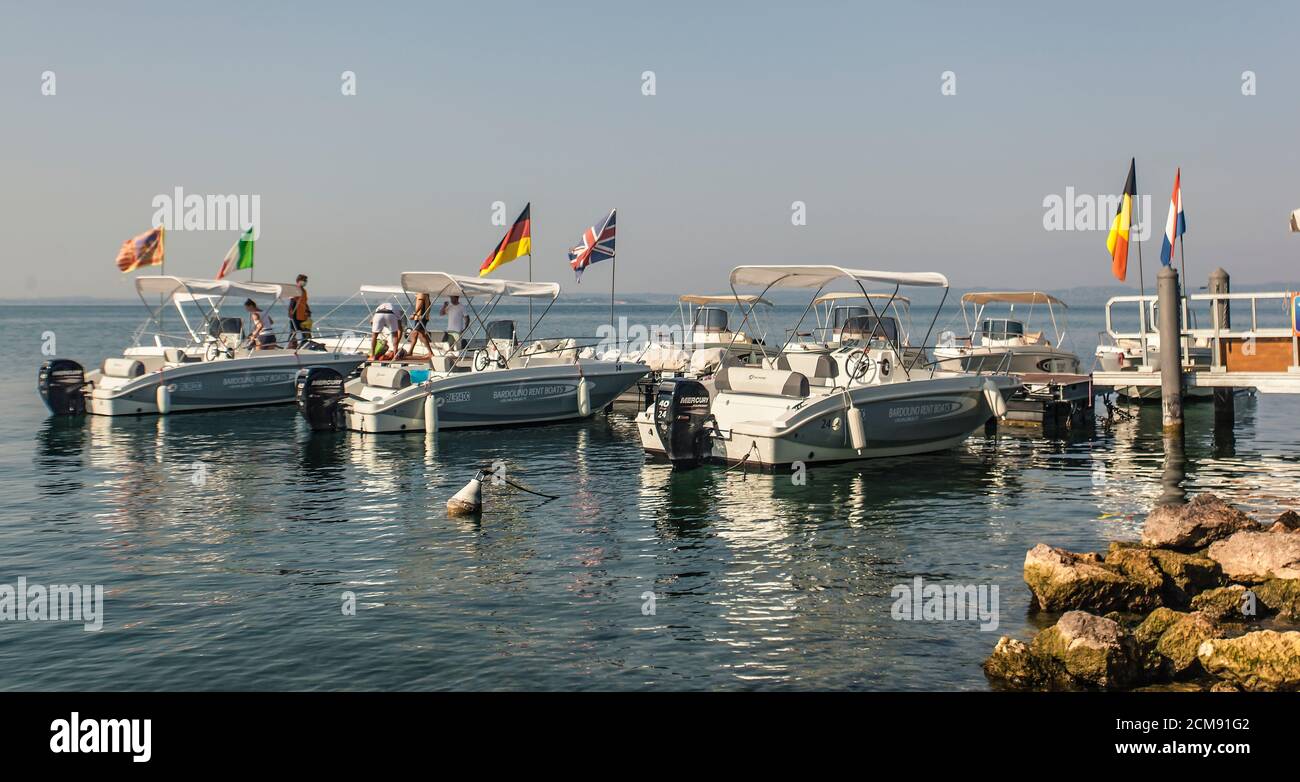 Hafen am Gardasee von Bardolino mit Booten Stockfoto