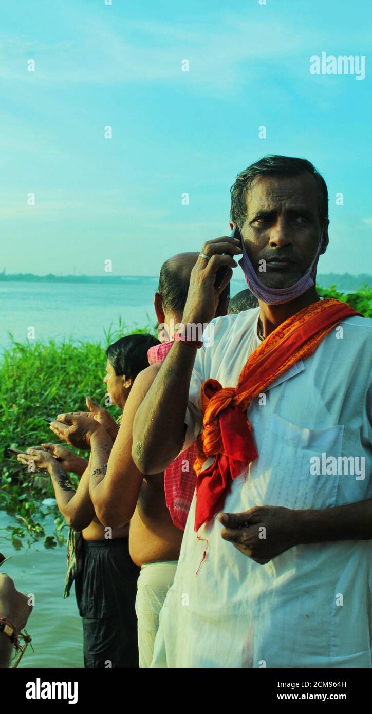 Hooghly, Tribani, Indien. September 2020. Heute sind Bishwakarma Puja, Manasa Puja und Mahalaya auf dem gleichen Datum. Dies ist Tribeni Ghat, Anhänger aus verschiedenen Bezirken kamen vorbei, um am Ganges Fluss als Teil der Mahalaya Festival Feier zu baden. Die Regierung hat gestern angekündigt, dass Masken und soziale Distanzierung obligatorisch sind. Aber soziale Distanzierung an so überfüllten Orten ist nicht möglich, aber die Polizei versucht, sie zu kontrollieren. (Foto von Soumadip das/Pacific Press) Quelle: Pacific Press Media Production Corp./Alamy Live News Stockfoto