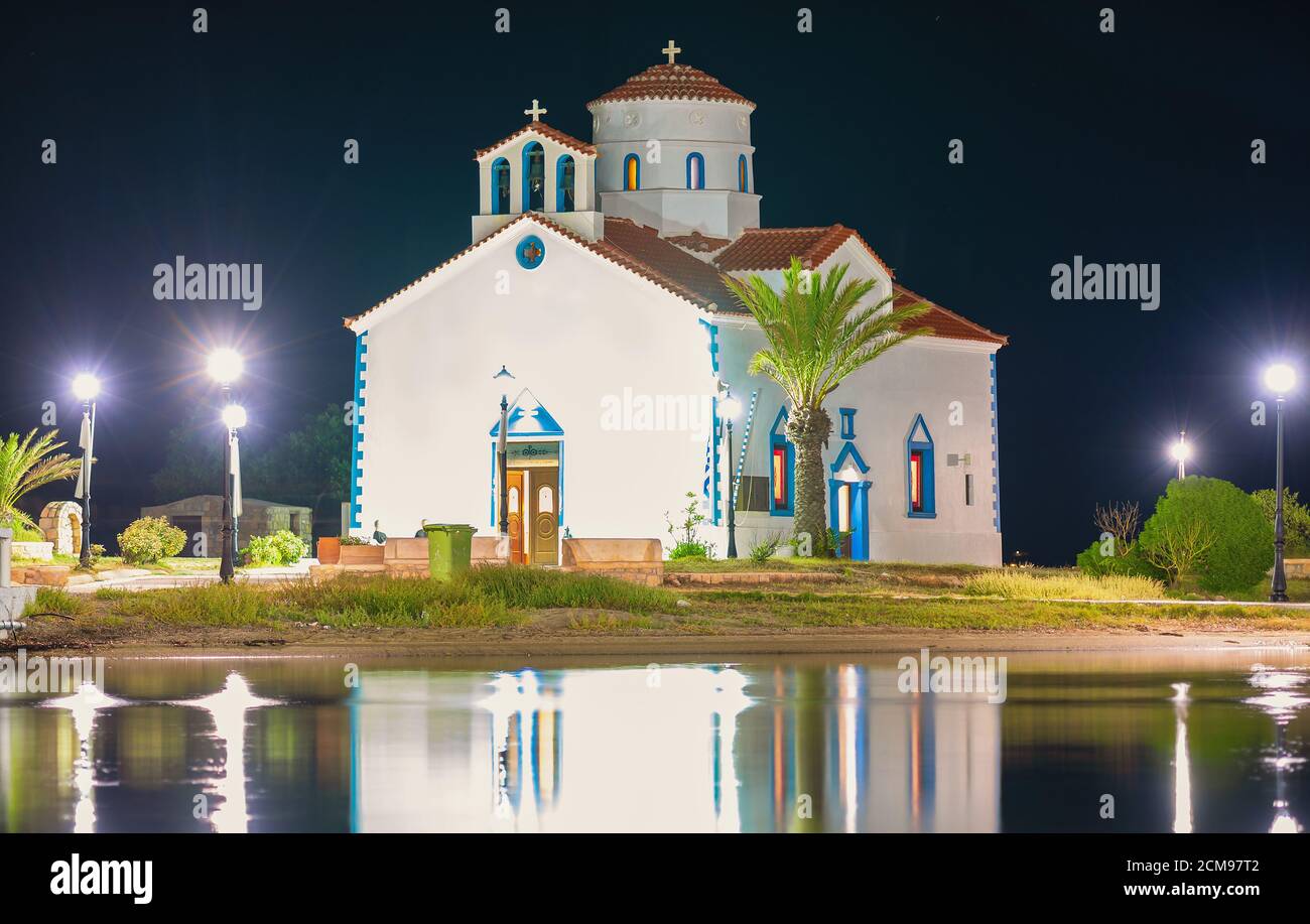 Heilige Spyridon Kirche auf elafonisos Insel in Griechenland bei Nacht. Stockfoto