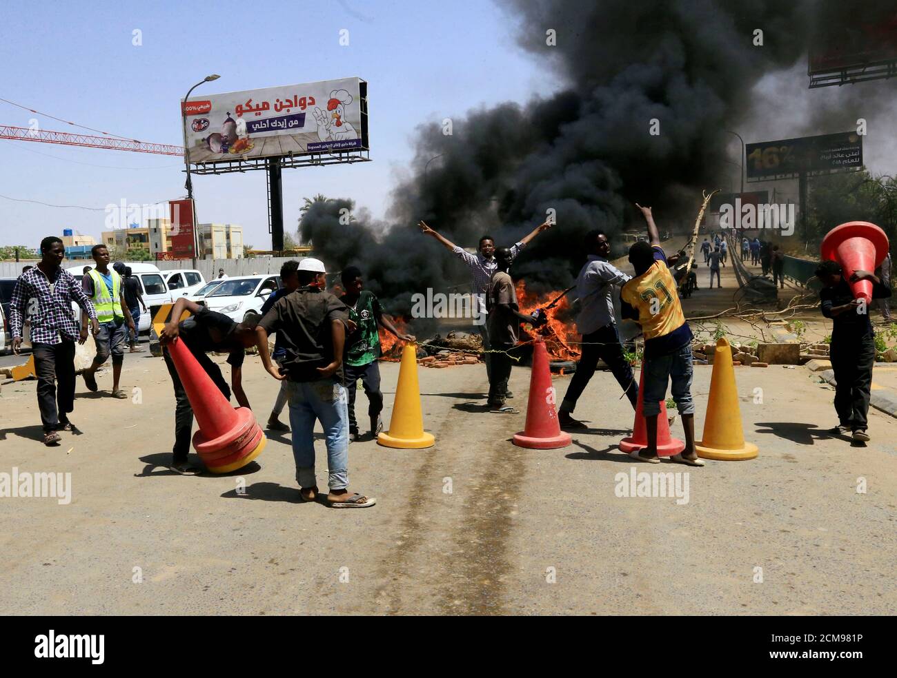 Sudanesische Demonstranten verbrennen Reifen und verbarrikadieren die Straße zur al-Mek Nimir Brücke über den Blauen Nil, die Khartum Nord und Khartum verbindet, im Sudan am 13. Mai 2019. REUTERS/Mohamed Nureldin Abdallah Stockfoto