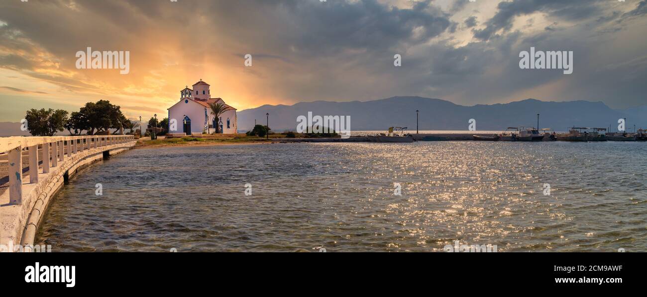 Panorama der St. Spyridon Kirche in Elafonisos in Griechenland gegen den Sonnenuntergang. Stockfoto