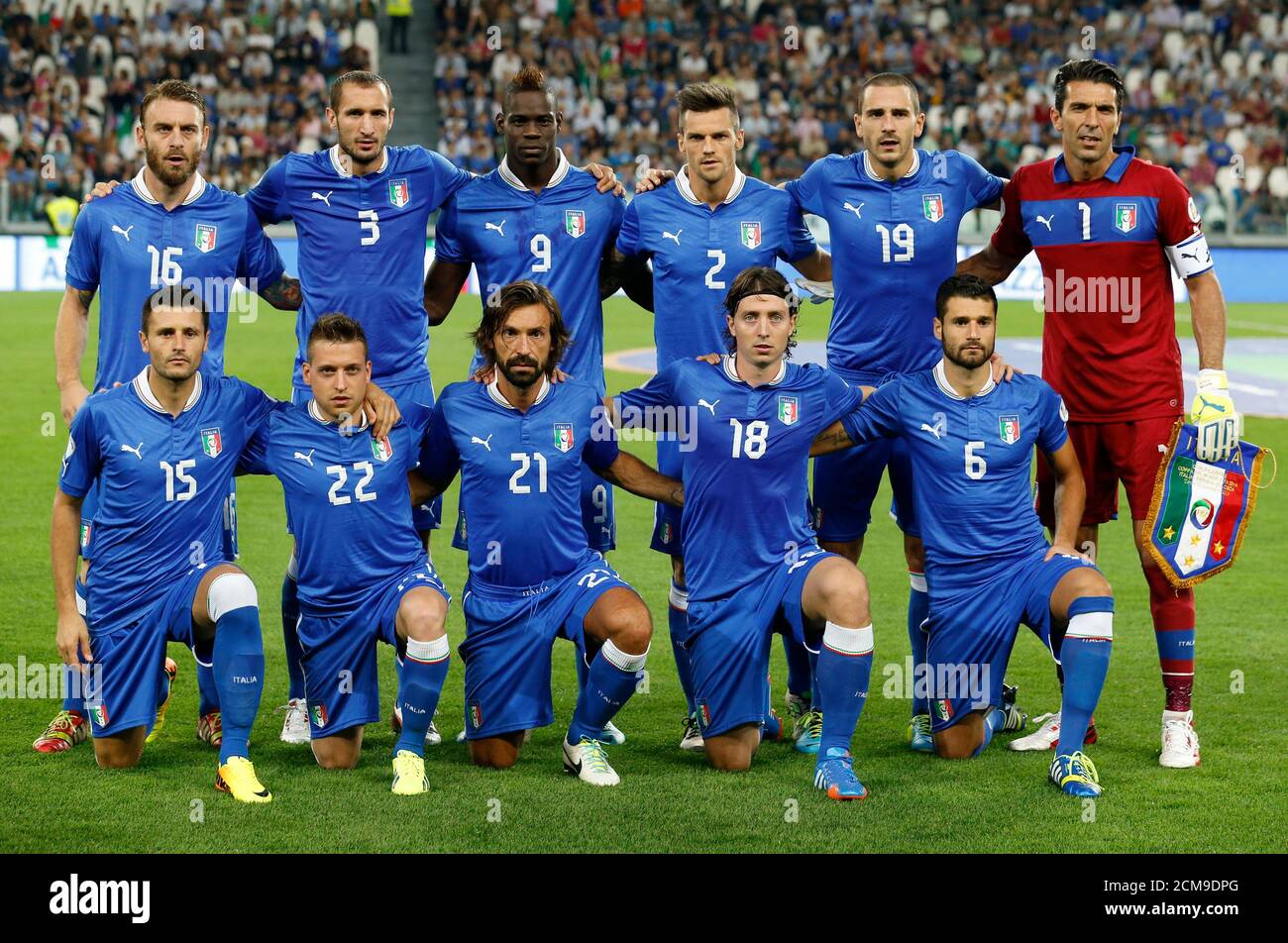 Italiens Fußball-Nationalmannschaft posieren vor dem Start ihrer 2014 World  Cup Soccer Qualifikationsspiel gegen Tschechien im Juventus Stadium in  Turin, 10. September 2013. REUTERS/Stefano Rellandini (Italien - Tags:  SPORT Fußball Stockfotografie - Alamy