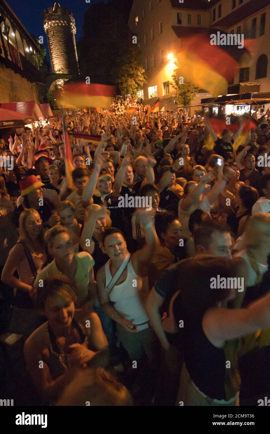 Fans bei der öffentlichen Betrachtung biem Fußballspiel Deutschland gegen Polen bei der Weltmeisterschaft 2006 Stockfoto