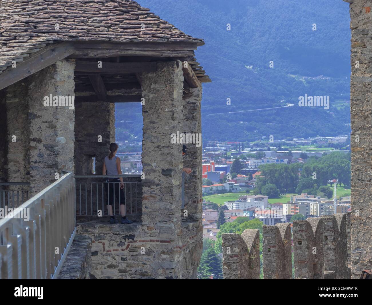 vista panoramica su Bellinzona dalla torre in pietra del medievale castello Montebello.Kanton Tessin, Schweiz Stockfoto