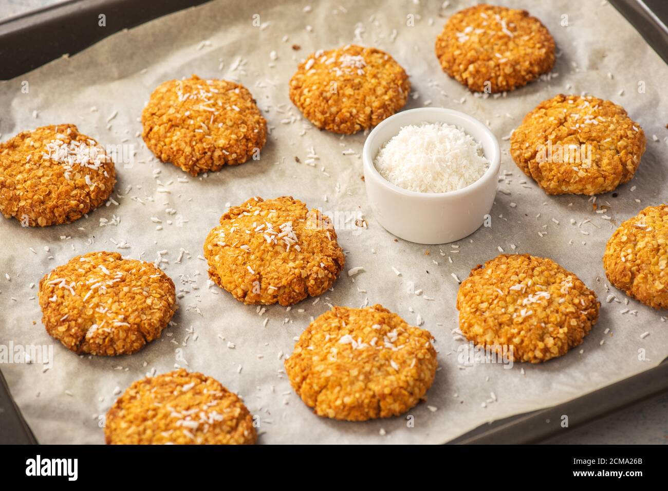 Glutenfreie Hirsekeks mit Kokosflocken. Stockfoto