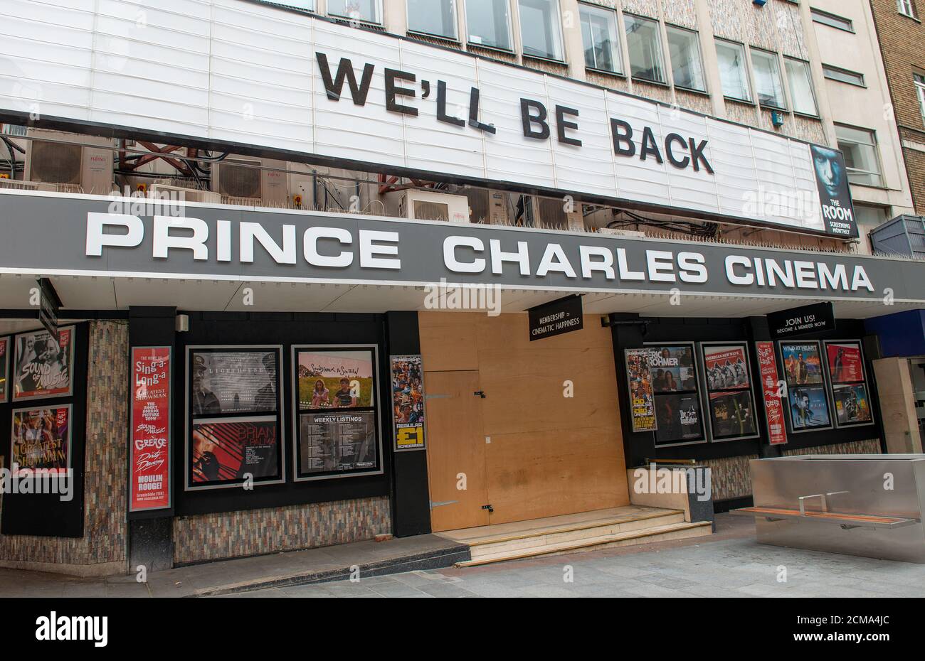 Das Prince Charles Kino, dessen Türen während der Londoner Coronavirus-Pandemiesperre für die Öffentlichkeit geschlossen waren, mit der Nachricht „WIR WERDEN WIEDERKOMMEN“ oben. Stockfoto