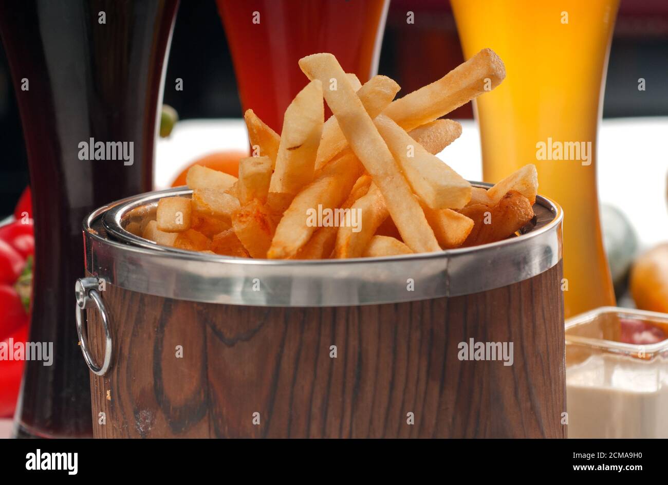 frische Pommes Frites auf einem Eimer Stockfoto