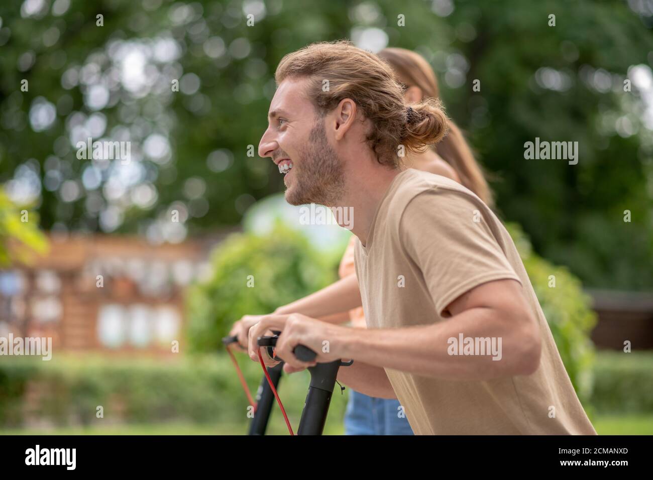Zwei junge Leute genießen den Roller Reiten Stockfoto