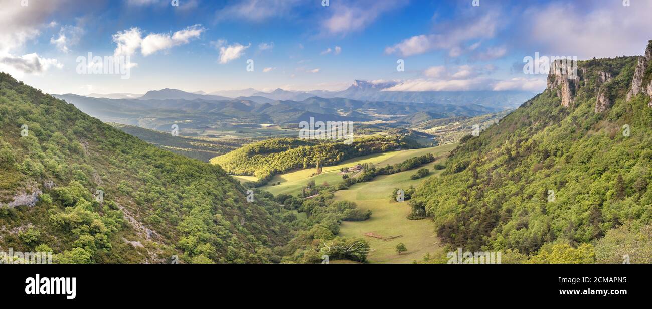 Französische Landschaft. Col de Rousset: Panoramablick auf die Höhen des Vercors, die Marschhügel und das Tal Val de Drome. Stockfoto