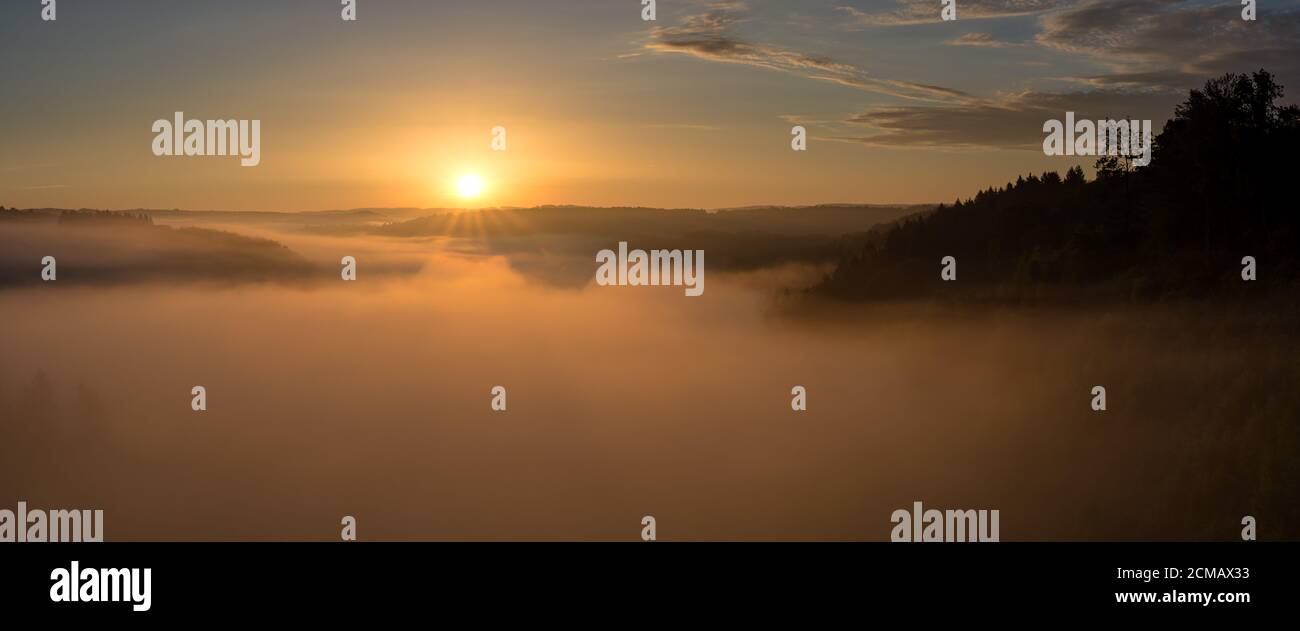 Belgische Landschaft - Ardennen. Blick über das von Wolken bedeckte Semois-Tal in den belgischen Ardennen am frühen Morgen. Stockfoto