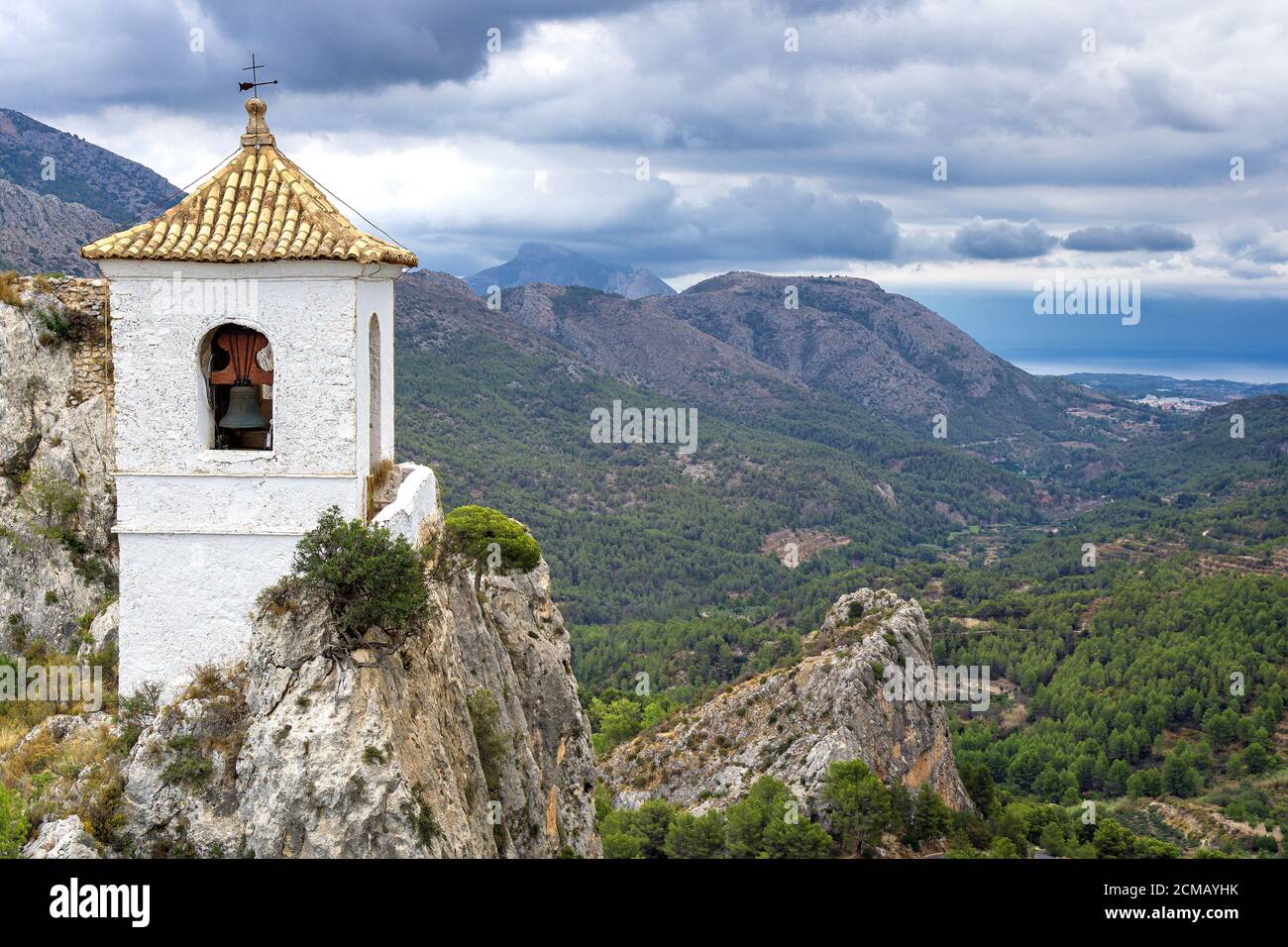 Weiße Glockenturm. Landschaftsfoto: Blick über die Täler von Puig Campana in der Region Alicante, Spanien. Stockfoto