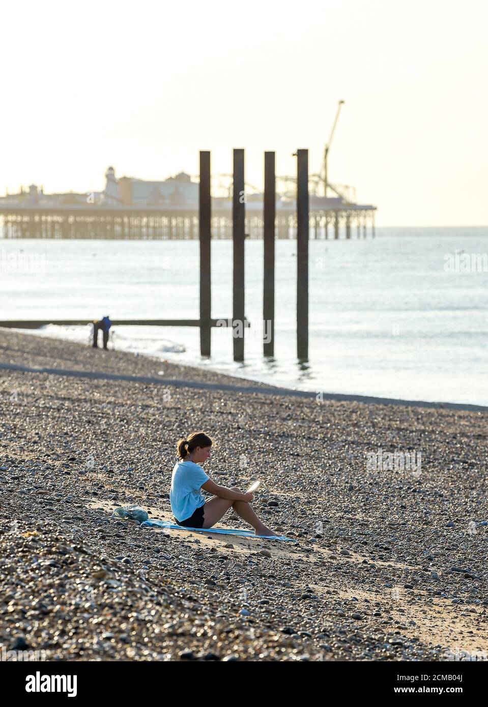 Brighton UK 17. September 2020 - EIN schöner sonniger Morgen am Brighton Strand und am Meer, während das warme Wetter im Südosten des Vereinigten Königreichs weitergeht : Credit Simon Dack / Alamy Live News Stockfoto