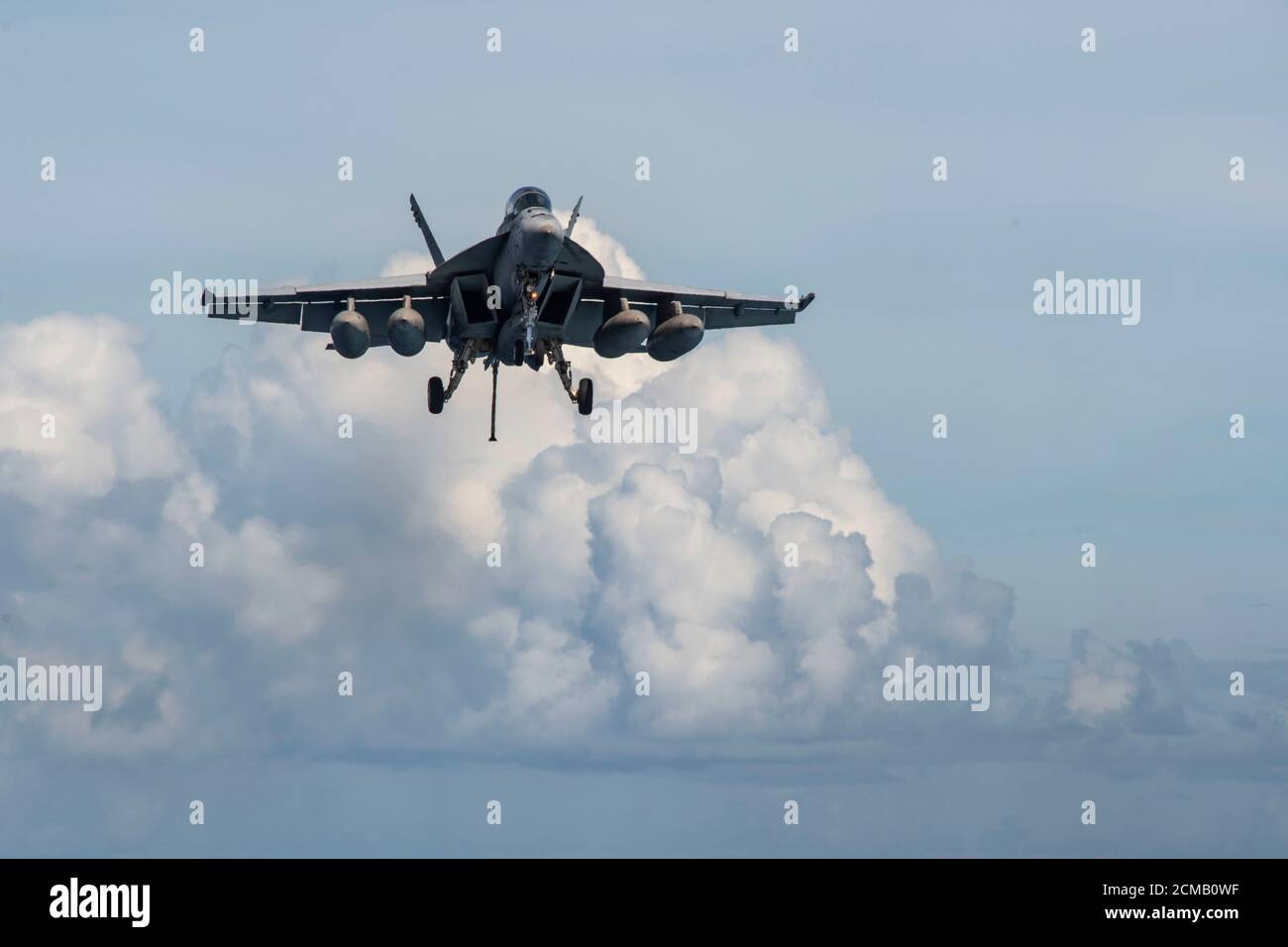 200916-N-DL524-1111 PHILIPPINE SEA (SEPT 16, 2020) eine F/A-18F Super Hornet, die an den Diamondbacks des Strike Fighter Squadron (VFA) 102 befestigt ist, bereitet sich auf das Flugdeck des einzigen vorwärts eingesetzten Flugzeugträgers USS Ronald Reagan (CVN 76) der Marine vor, um Valiant Shield 2020 zu unterstützen. Valiant Shield ist ein US-amerikanisches, zweijähriges Field Training Exercise (FTX) mit dem Schwerpunkt auf der Integration von gemeinsamen Schulungen in einer Blue-Water-Umgebung unter US-Streitkräften. Diese Schulung ermöglicht die praktische Erzieltung gemeinsamer Kräfte durch Aufspüren, Auffinden, Nachverfolgen und Einbinden von Einheiten auf See in Th Stockfoto