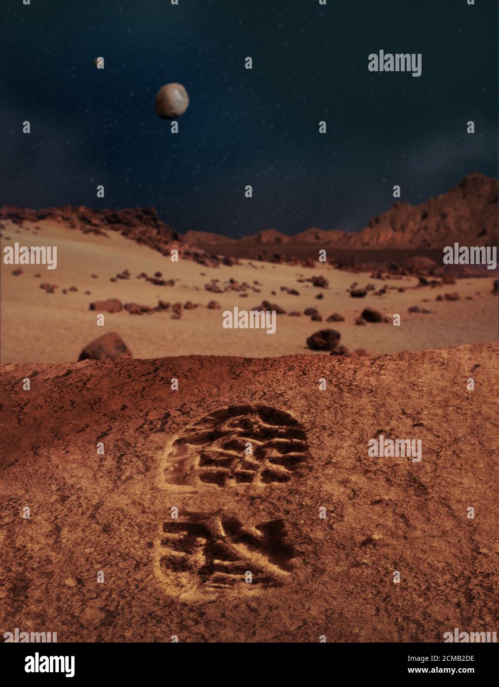 Illustration des ersten menschlichen Fußabdrucks auf sandigen und felsigen Planeten Mars Landschaft. Stockfoto