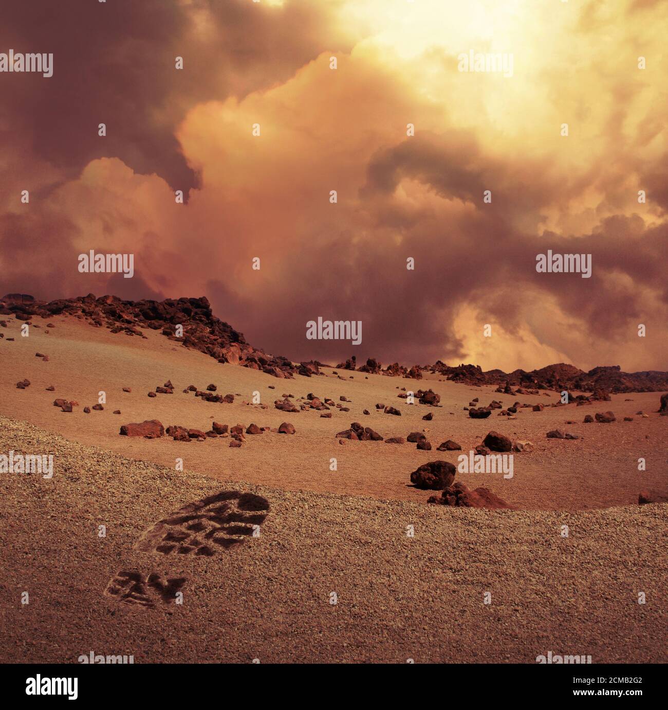 Illustration des ersten menschlichen Fußabdrucks auf sandigen und felsigen Planeten Mars Landschaft. Stockfoto
