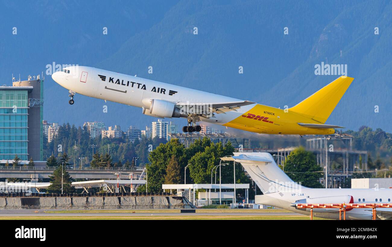 Richmond, British Columbia, Kanada. September 2020. Ein Kalitta Air Boeing 767-341ER(BDSF) Frachtjet (N760CK), teilweise in DHL-Lackierung lackiert, hebt vom Vancouver International Airport ab. Quelle: Bayne Stanley/ZUMA Wire/Alamy Live News Stockfoto