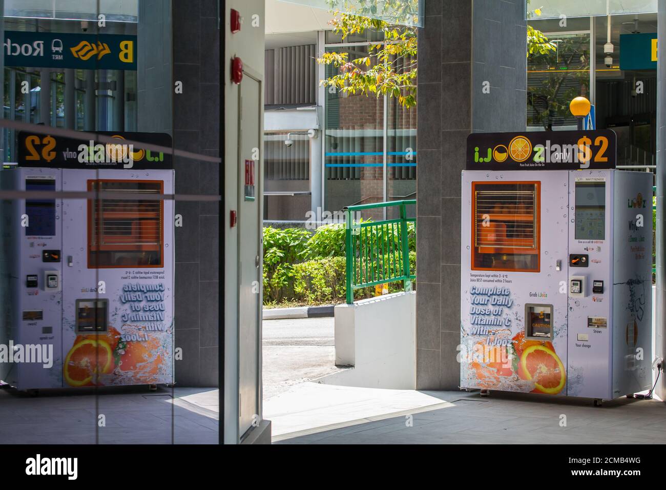 Orangensaft-Automat, der Automat drückt frischen Orangensaft für den Verbraucher aus. Die Maschine überträgt auch Daten, wenn Orangen aus sind. Stockfoto